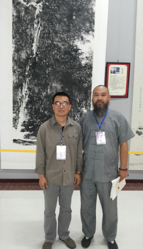 左濰坊市青年美術家協(xié)會新會長孫國強老師，右核雕界領軍人物，核...